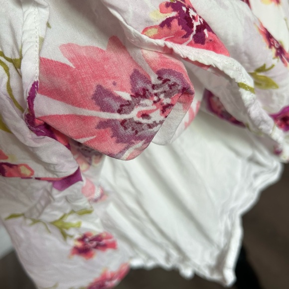 🌸White and pink floral dress with adjustable straps, featuring a flattering fit - Picture 4 of 5